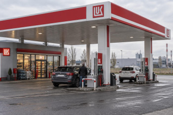 Washington drží sankce na papíře a Lukoilu prodlužuje výjimky