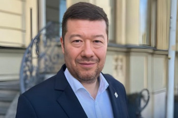 Miliardy médiím a neziskovkám? Okamura napadl plán Bruselu