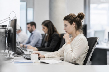 Umělá inteligence ohrožuje na trhu práce více ženy