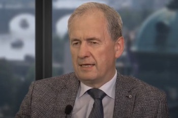 Svobodní vyzvali Baxu k rezignaci. Kritika Ústavního soudu sílí
