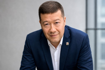 Rodí se nejméně dětí za 240 let. Okamura varuje před tikající bombou