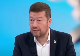 Milion z dávek a mercedes. Okamura žádá konec dávek pro Ukrajince