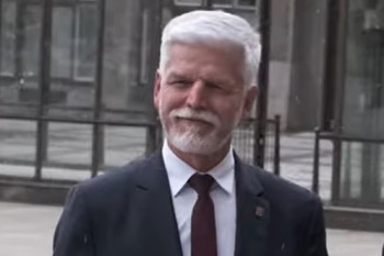Poslanci sebrali Pavlovi část pravomocí. Převzal je Macinka