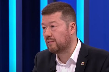 VZP chystá odměny za očkování. Okamura mluví o uplácení