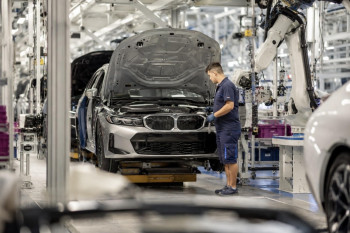 BMW v problémech. Čína slábne, válka zdražuje svět