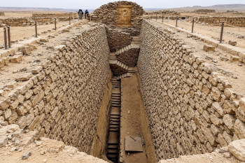 Schodiště pod Džoserovou pyramidou klesá 28 metrů
