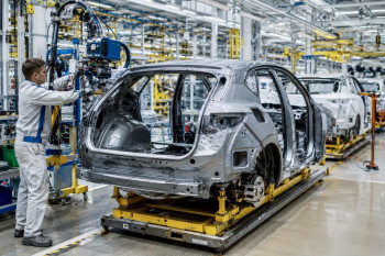 Autoprůmysl a elektromobilita. Je problém opravdu jen v ní?