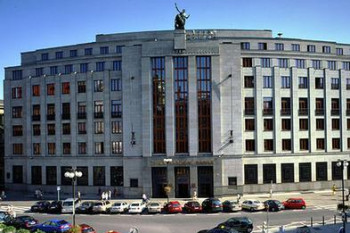 Centrální banky udržují jestřábí tón, Hormuz se ale otevírá