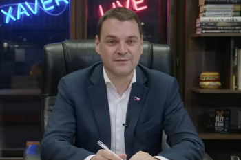 Macinka hájí Turka a útočí na Pavla. Mluví o studené občanské válce