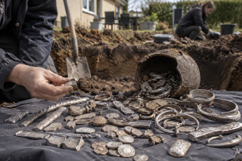 Při stavbě terasy našel největší vikinský stříbrný poklad Dánska