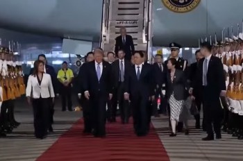 Trump v Pekingu. Červený koberec pro tvrdý obchod století