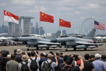 Čína ukázala sílu v Singapuru, USA působí v regionu osaměle