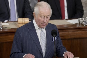 Král Karel v Kongresu. Skrytý útok na Trumpa šokoval USA