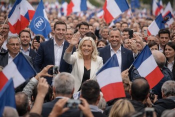 Francie se štěpí. Le Penová těží z rozpadu starých stran