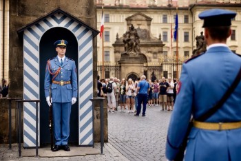 Hradní stráž a přebujelý stát. Kdo hlídá symbol, kdo platí účet
